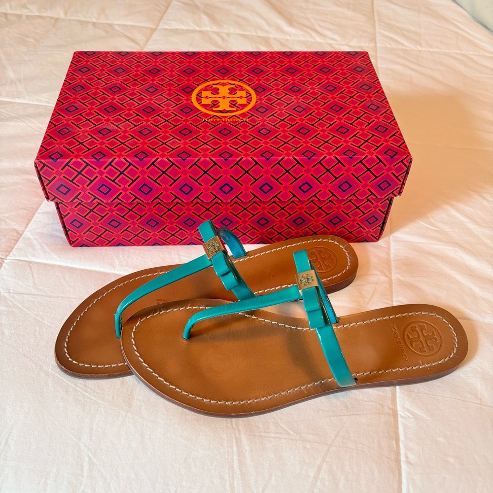 tory burch Leighanne Logo Bow Saffiano Patent Flat Thong Sandal